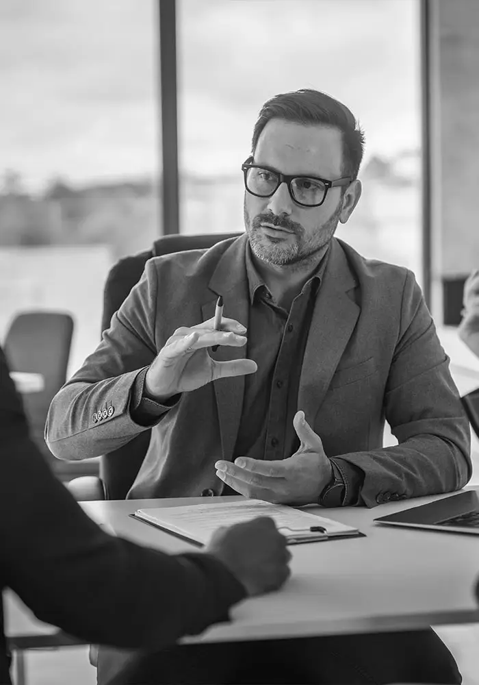 Consultor de empresa reunido con un cliente