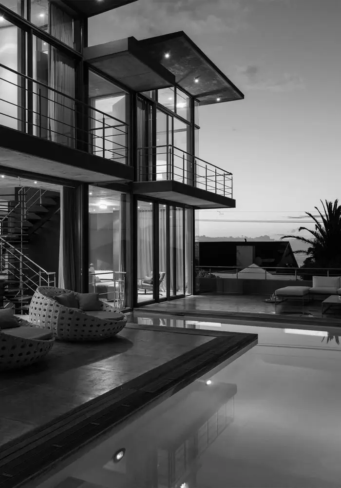 Villa moderna con piscina al atardecer